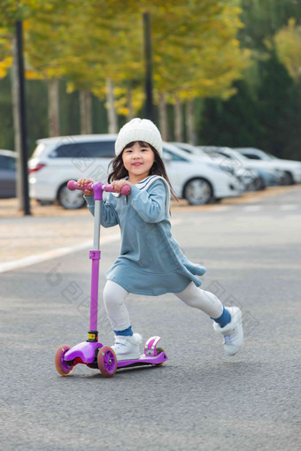 快乐的小女孩在户外<strong>玩滑板</strong>车中国人氛围影相