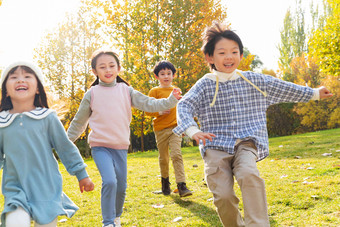 欢乐儿童在公园里奔跑玩耍幸福高质量镜头