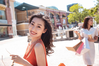 青年女人和闺蜜逛街购物中国氛围镜头