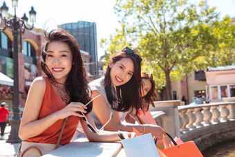 青年女人和闺蜜逛街购物成年人图片