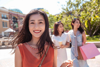 青年女人和闺蜜逛街购物前景聚焦拍摄