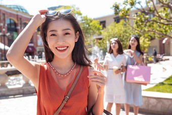 青年女人和闺蜜逛街购物