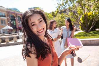 青年女人和闺蜜逛街购物商店高端拍摄