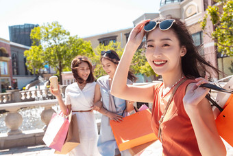 快乐的青年女人和闺蜜逛街购物中国清晰照片