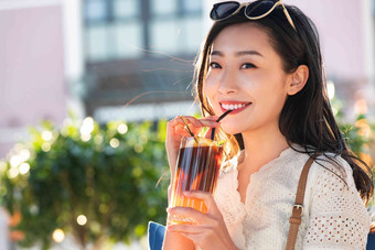 快乐的青年女人品尝夏日饮品