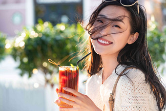 快乐的青年女人拿着夏日饮品果汁清晰素材