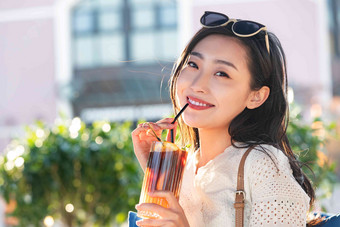 快乐的青年女人品尝夏日<strong>饮品</strong>女人写实摄影