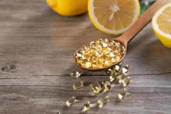鱼肝油和柠檬营养品影相