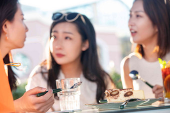 青年女人坐在露天咖啡馆聊天相伴清晰摄影