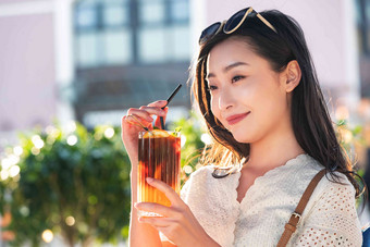 拿着<strong>饮品</strong>的快乐青年女人中国人图片