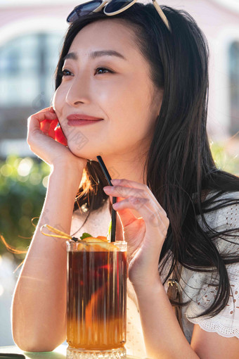 饮品店内快乐的青年女人