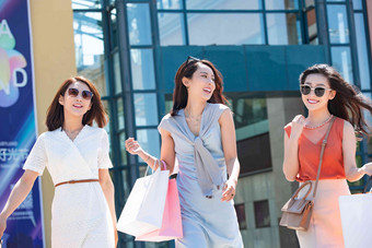 快乐的青年女人们一起逛街购物交流图片