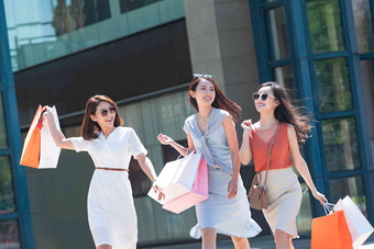 青年女人们一起逛街购物购物袋高清镜头