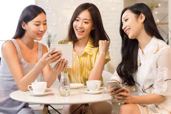 青年女人坐在咖啡馆里看平板电脑相伴高质量场景