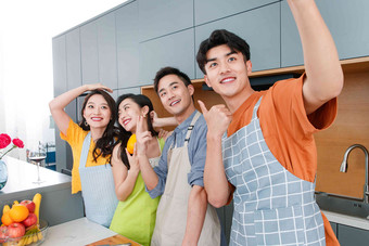快乐的年轻人在厨房做饭手机氛围场景