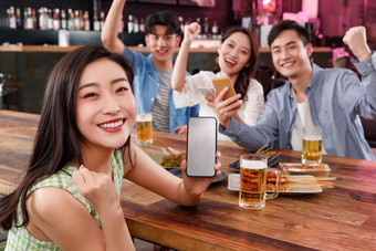 青年朋友在酒吧喝酒玩手机中国人写实素材