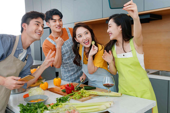 快乐的年轻人在厨房做饭膳食写实图片