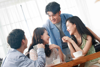 年轻朋友在咖啡馆聊天亚洲人高清相片
