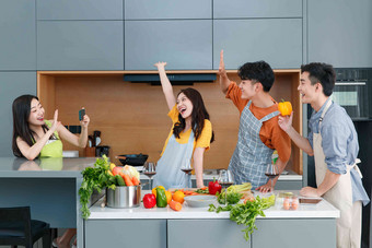快乐的年轻人在厨房做饭<strong>手机</strong>高清图片