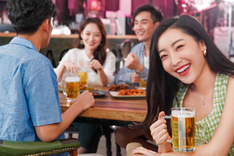 青年女人和朋友在酒吧喝酒羊肉串氛围照片