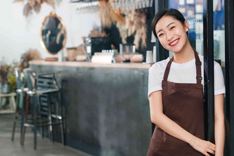 站在咖啡店门口的女服务员