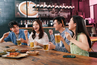 青年朋友在酒吧喝酒中国高端摄影图
