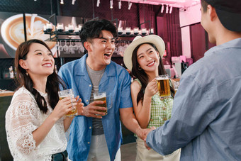 青年朋友在酒吧喝酒中国高端相片