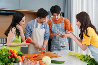 快乐的年轻人在厨房做饭做家务高端摄影图