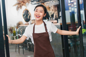 站在咖啡店门口的女服务员