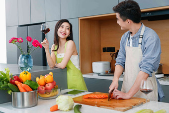 在厨房做饭的幸福情侣相伴清晰拍摄