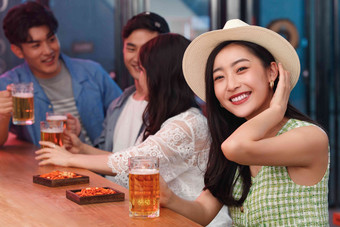 青年女人和朋友在酒吧喝酒人写实摄影图