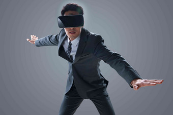 戴VR眼镜男士眼镜多媒体成功清晰素材