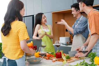快乐的年轻人在厨房做饭菜板清晰素材