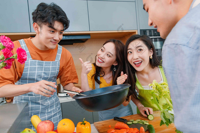 快乐的年轻人在厨房做饭休闲装高质量素材