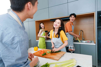 快乐的年轻人在厨房做饭