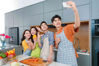 年轻朋友在厨房做饭照相手机清晰场景