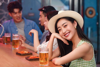 青年女人和朋友在酒吧喝酒水平构图写实摄影