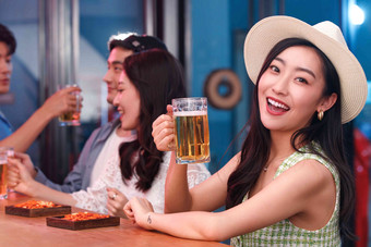 青年女人和朋友在酒吧喝酒刺激高清摄影图