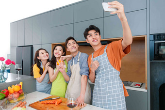 年轻朋友在厨房做饭照相相伴清晰相片