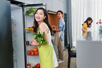 快乐的年轻人在厨房做饭中国人高清图片