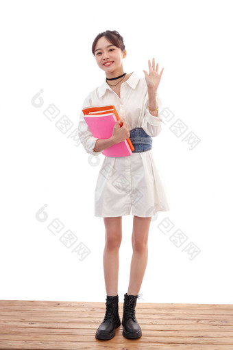 抱着书本女孩成年学生可爱的休闲装