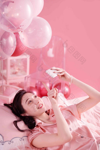 躺在床上自拍的年轻女孩漂亮的氛围相片