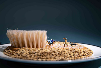 农民收割麦子创意模型摄影