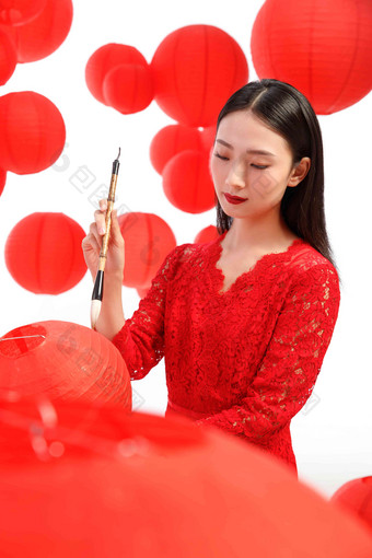 漂亮女人在红灯笼上书写中国文化高质量场景