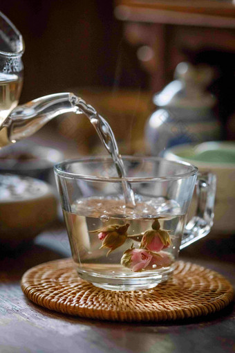 玫瑰<strong>花茶</strong>杯子氛围摄影图
