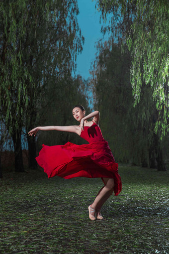 穿红色裙子的青年女人在户外跳<strong>芭蕾舞</strong>表演氛围场景
