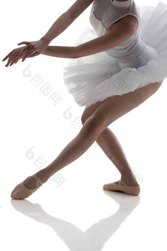 跳芭蕾舞的青年女人