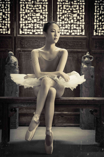 芭蕾舞演员坐在<strong>中式古典</strong>门前