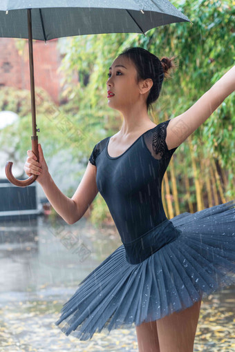 穿黑色<strong>裙子</strong>跳芭蕾舞的青年女人