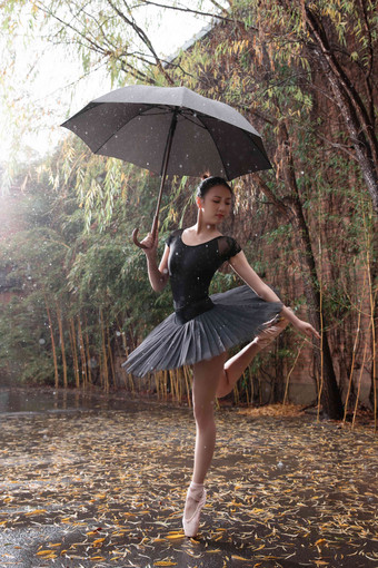 穿黑色裙子跳芭蕾舞的青年女人